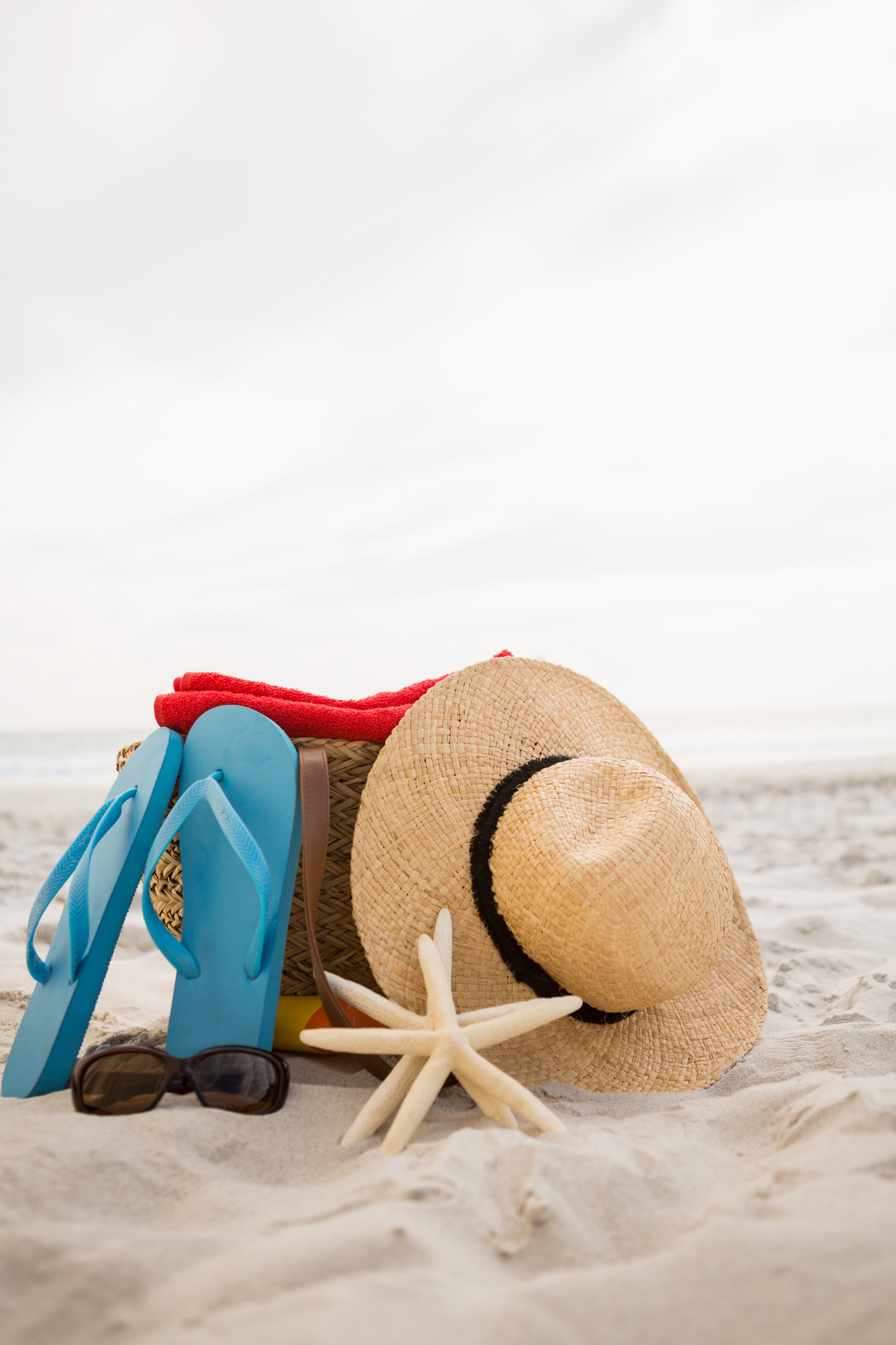 bag-e-spiaggia-accessori-tenuti-sulla-sabbia.jpg